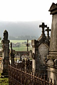 Franche-Comté, Friedhof mit Grabstein und Kreuz