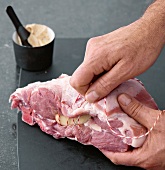 Fleisch, Schweinehals mit Küchengarn zunähen, Step 3