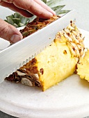 Raclette u. Fondue, Ananas halbieren und schälen