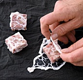 Fleisch, Fleischpralinen in Schweinenetze einwickeln, Step 3