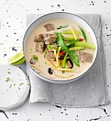 Beef fillet with lemon grass and ginger in bowl