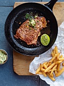 Kurzgebratenes, Knoblauch-Hüft steaks mit Kräuter-Limetten-Butter