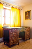 Schreibtisch, Sekretär, Antiquität, Messingbeschläge, Bild, Zimmer