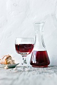 Kartoffeln, Glas und Karaffe mit Rotwein, Baguette