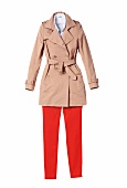 weiße Bluse und kurzer Trenchcoat zu orangefarbener Hose