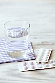 Essen in Schwangerschaft und Stillzeit, Wasserglas und Tabletten
