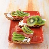 Ernährung für Vielbeschäftigte , Kiwi-Schinken-Knäcke