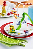 Place setting for kids birthday - bags with names, whistle and lollipop