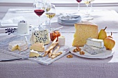 Käseplatten auf Tisch, verschiedene Käsesorten, Rotwein, Weißwein