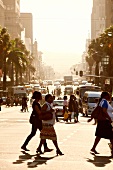 Südafrika, Straßenszene in Durban, Menschen gehen über Straße