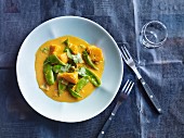 Pumpkin curry with mange tout
