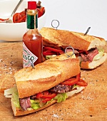 BBQ Basics, zwei Steak Salad Sandwiches, Fläschchen Tabasco