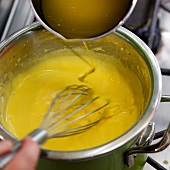 Kochkurs, Butter zum Eigelb gießen, Step 3