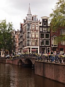 Amsterdam, Stadtzentrum, Gracht, Grachtenhäuser, Brücke, Fahrräder