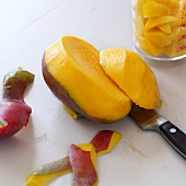 Kochkurs, Mango schälen und in Scheiben schneiden, Step 1