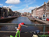 Amsterdam, am Nieuwmarkt, Gracht, Grachtenhäuser, Fahrrad