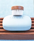 Seife von Clinique und Bürste Bürstenmassage Symbol