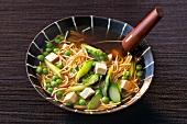 20 Min. vegetarisch, Asia Nudelsuppe mit Tofu