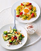 20 Min. vegetarisch, Pfannengemüse mit Spiegelei und Joghurtsoße