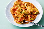 20 Min. vegetarisch, Tortelloni in Paprikasahne