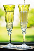 zwei Gläser mit Champagner Champagner-Flöten Tommy