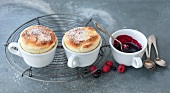 Käsekuchen, Käsesoufflés mit Cassissauce