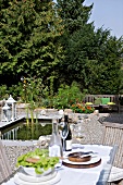 Garten, gedeckter Tisch, Terrasse, Teich, asiatische Gartenoptik