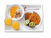 Bild-Diät, Tablett mit Müsli, Brot mit Gemüseaufstrich und O-Saft