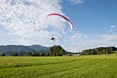 Chiemgau, Bayern, Alpenvorland, Motorschirm, Pilot Anselm Rauh