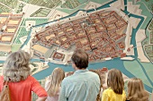 Kassel, Hessen, Stadtmuseum, historisches Modell, Besucher
