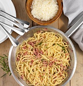 Spaghetti in pan, overhead view