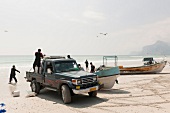 Maghsail Bay Beach, Fischer, laden Fang auf Pick-up, Oman, Salalah