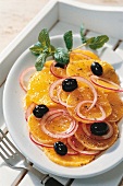 Italienisch kochen, Orangensalat mit Oliven und roten Zwiebeln