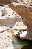 Oman, Wadi Bani Khalid, Felsen, Gestein, Fluss, Menschen, baden