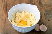 Blechkuchen, Eier unter die Buttermasse rühren, Step 2