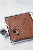 Blechkuchen, Kuchenboden mit Espresso beträufeln, Step 2