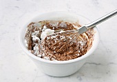 Blechkuchen, Eischnee und Schokolade vermengen, Step 2