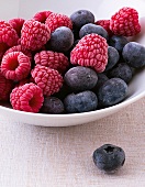 Desserts, Himbeeren und Blaubeeren, tiefgekühlt