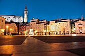 Altstadt von Piran, Stadt, Slowenien beleuchtet, Nachts, Platz, Turm