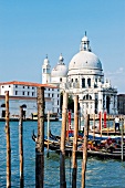Blick vom Wasser auf Markusdom, Venedig, Gondeln, Lagune von Venedig