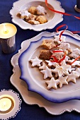 Keks-Mix auf Teller, Zimtsterne, Marmorsterne, Weihnachtskekse