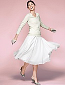 Frau tanzt in einem weißen Rock, Trend, modische Falten, Tellerröcke