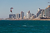 Israel, Tel Aviv, Mittelmeer, Strand Hochhäuser, Kitesurfer