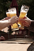 Bayern, Menschen stoßen mit Bi er an