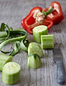 Slow Cooking, geschälte und in Stücke geschnittene Salatgurke
