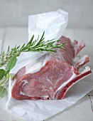 Slow Cooking, Kalbskarree mit Knochen, rohes Fleisch