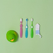 Babypflege, Zahnpflege, Kinderzahnbürste, Badeente