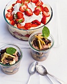 Erdbeer trifle and chocolate curd with berries and banana in bowls