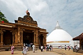 Sri Lanka, Colombo, Platz, Tempel, weiße Kuppel, Menschen