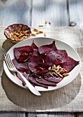 Landküche, Rote-Bete- Carpaccio mit Pinienkernen